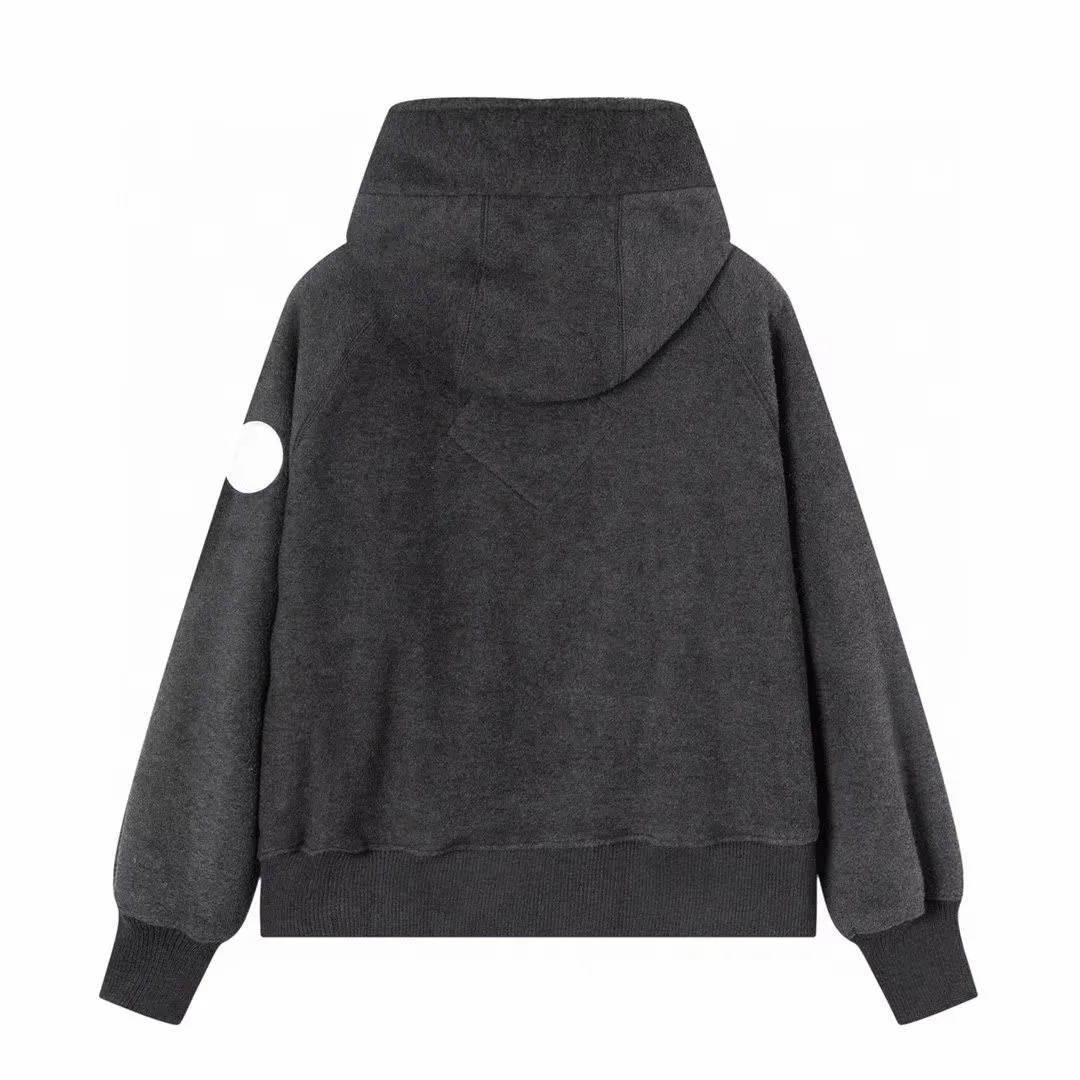 P600 Big Goose Wool Fleece Sweatshirt 7102w1 [Light Gray] Canada Goose Canada Goose Chilliwack01 hooded wool fleece long-sleeved bomber jacket #Canada Goose/Canada Goose Chilliwack Wool Fleece Bomber Jacket Big Goose Canada goose Chilliwack Fleece Bomber HUMANATURE, Canada Goose limited white label wool fleece jacket. This aviator👩‍✈️fleece jacket🉑️ is really pretty. It seems that light gray is not a color that is sold in every country. I like the 🐹 white label, it is really high-end ✌️ soft and comfortable, not heavy. Buyers who like it quickly plant their seeds😈This one is out of stock, and it took less than 4 months to customize the original version. Perfect reproduction. Color: Quarry Gray Light Gray Based on repurchase experience, it is recommended to go up one size Size: S M L XL